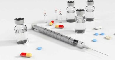Лекарства в капсулах таблетках и ампулах и шприц