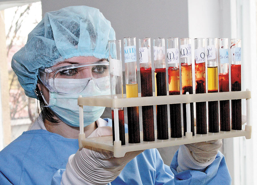 Лабораторный анализ материалов. Лабораторные исследования крови. Забор биоматериала для исследования. Исследование крови в лаборатории. Лабораторные исследования биоматериала.